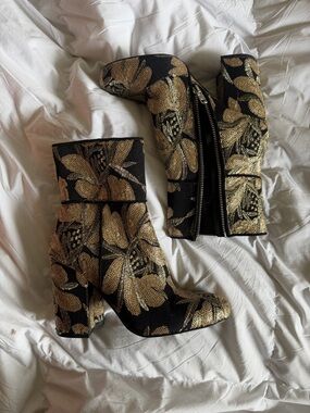 NWOT Gorgeous Steve Madden Floral Sequined Ankle Boots